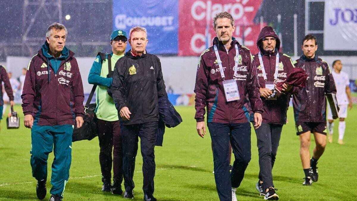 Javier Aguirre Attacked During Match in Honduras