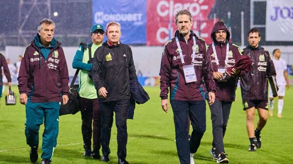 Javier Aguirre Attacked During Match in Honduras